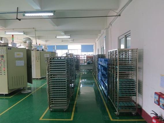 防塵服下的筑夢者 黃埔工廠車間的靜默交響